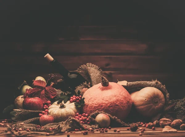 ワインのボトルと感謝祭の日紅葉の静物 — ストック写真