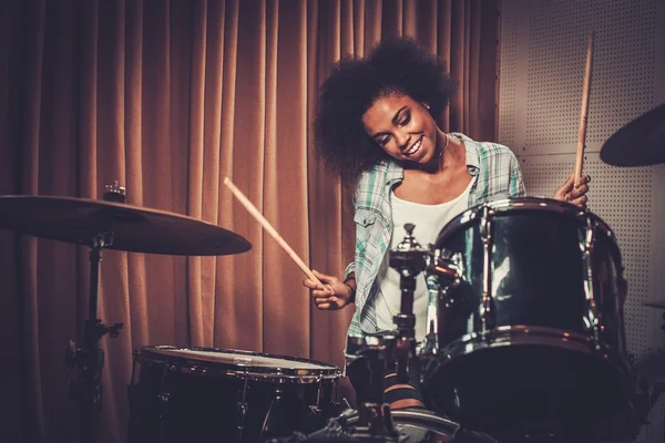 Svart kvinna trummis i en inspelningsstudio — Stockfoto