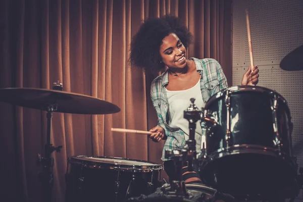 Чорна жінка барабанщик у студії звукозапису — стокове фото