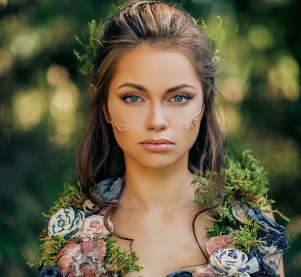 Ельф жінка в чарівному лісі — стокове фото