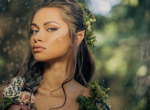 Mujer elfa en un bosque mágico — Foto de Stock