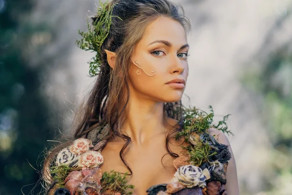 Femme elfe dans une forêt magique — Photo