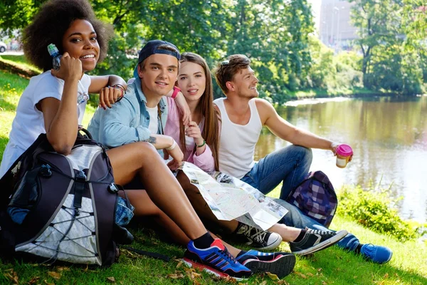 Amis touristes dans un parc avec la carte — Photo