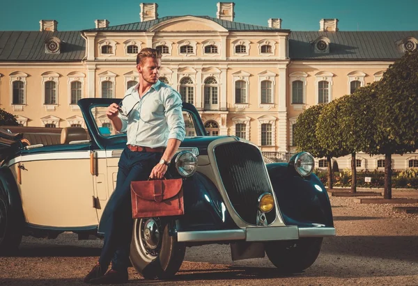 Hombre con maletín cerca de convertible clásico —  Fotos de Stock