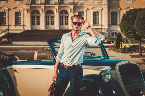 Uomo con valigetta vicino alla cabriolet classica — Foto Stock