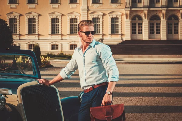 Man with briefcase near classic convertible — Stock Photo, Image