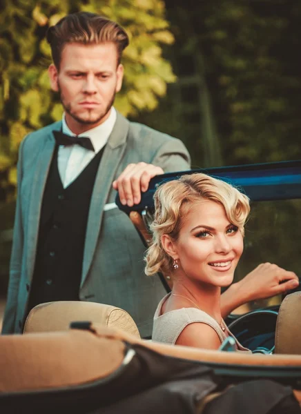 Pareja en un convertible clásico — Foto de Stock