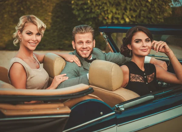 Vänner i en klassisk Cabriolet — Stockfoto