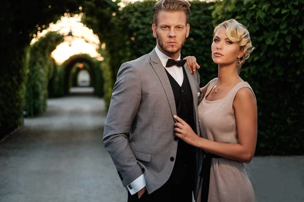 Well-dressed couple in alley — Stock Photo, Image