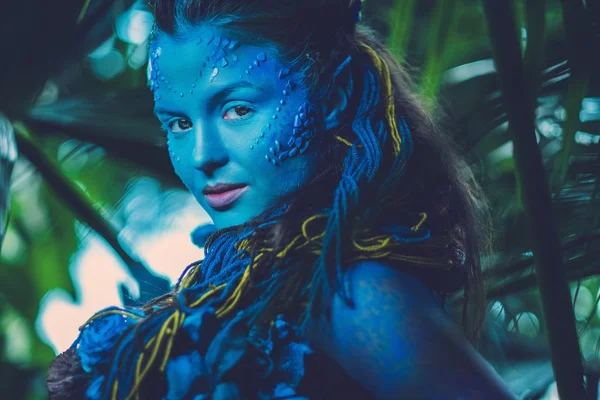 Mujer Avatar en un bosque mágico — Foto de Stock