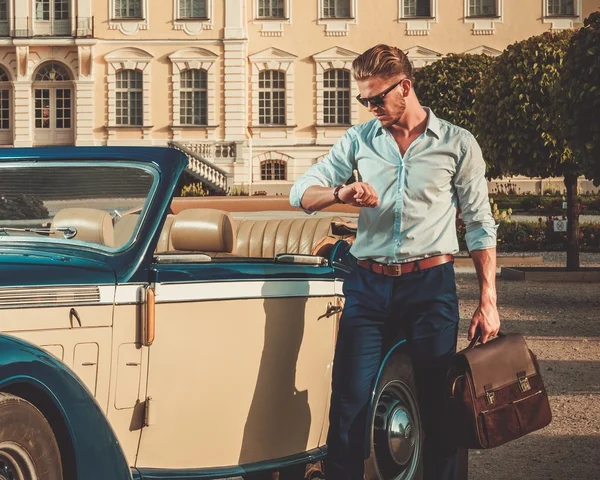 Adamın yanında klasik Cabrio — Stok fotoğraf