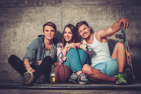 Amigos alegres con patineta y pelota al aire libre — Foto de Stock