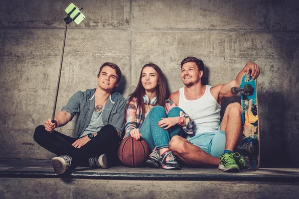 Glada vänner med med skateboard med selfie — Stockfoto