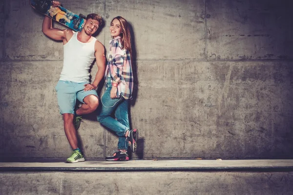 スケート ボードと若いカップル — ストック写真