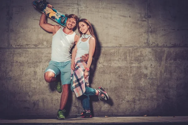 Coppia giovane con skateboard — Foto Stock