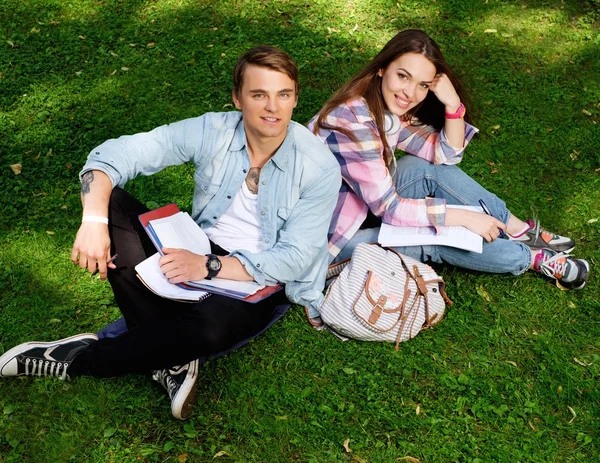 Studenti che si preparano per gli esami finali in un parco cittadino — Foto Stock