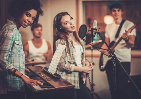 Banda de música multirracial en un estudio de grabación — Foto de Stock