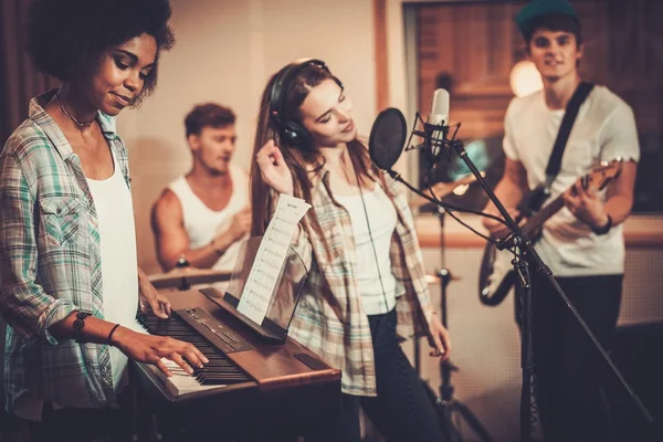 Multiraciale muziekband in een opnamestudio — Stockfoto