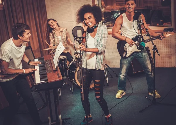 Çok ırklı müzik grubu içinde bir kayıt stüdyosu — Stok fotoğraf