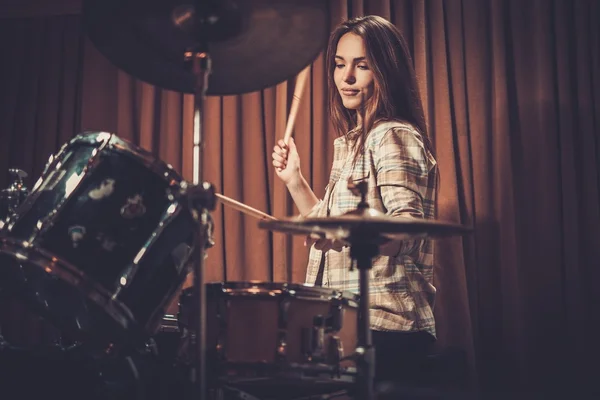 Jovem menina alegre atrás da bateria — Fotografia de Stock