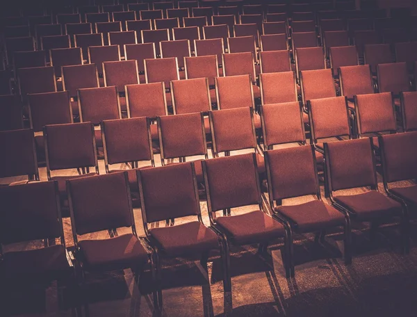 Assentos vermelhos confortáveis vazios em um salão — Fotografia de Stock