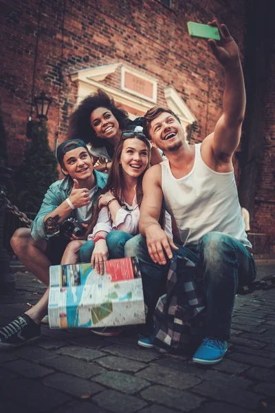 Multiracial friends tourists making selfie in an old city — Stock Photo, Image