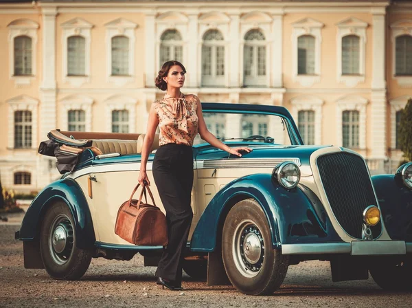 Жінка з сумкою біля класичного кабріолета — стокове фото