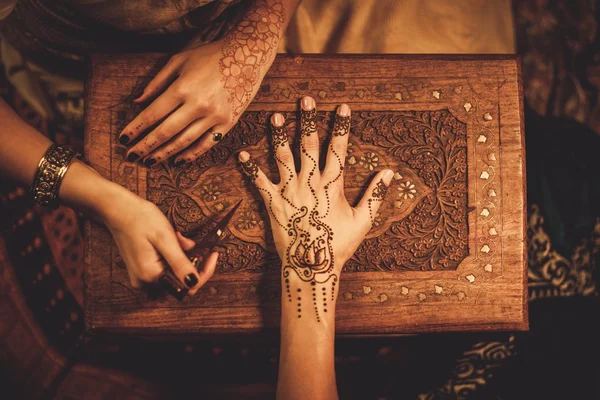 Processo de desenho de enfeite henna menhdi — Fotografia de Stock