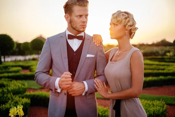 Couple in a beautiful park — Stock Photo, Image