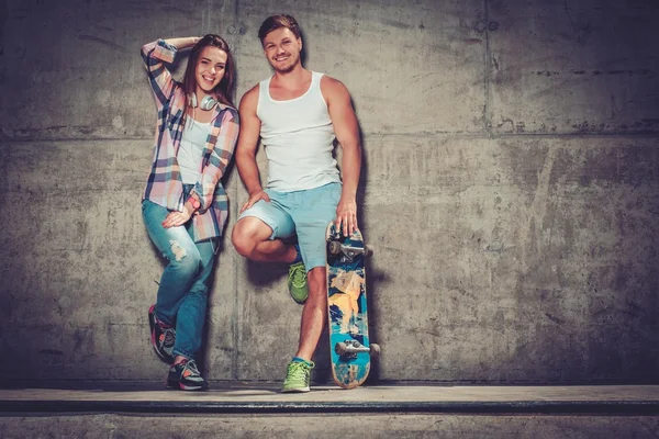 Jeune couple avec skateboard — Photo