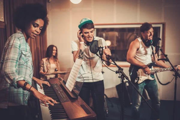 Multiracial musik bandet utför i studio — Stockfoto