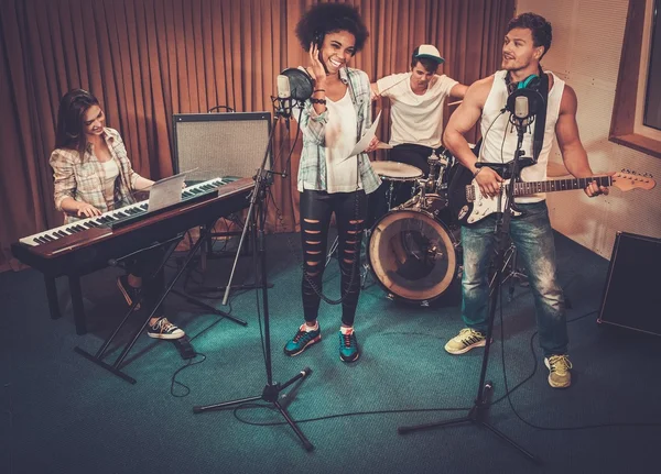 Banda de música multirracial actuando en estudio — Foto de Stock