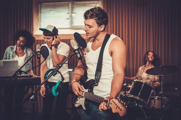 Multirassische Musikband tritt im Studio auf — Stockfoto