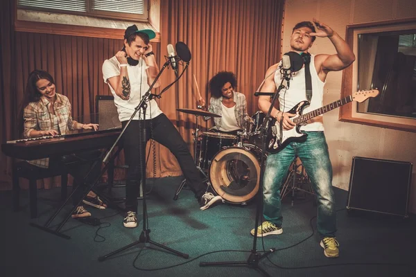 Banda de música multirracial actuando en estudio — Foto de Stock