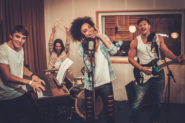 Banda de música multirracial actuando en estudio — Foto de Stock