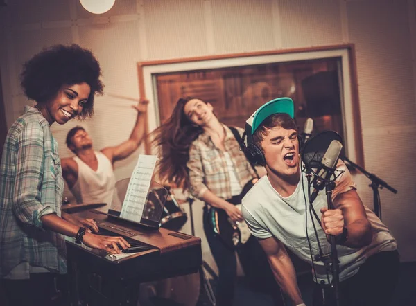Banda de música multirracial actuando en estudio — Foto de Stock