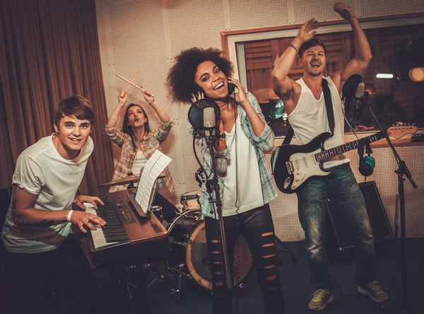 Banda de música multirracial se apresentando em estúdio — Fotografia de Stock