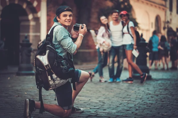 Multiracial vänner turister tar bild — Stockfoto