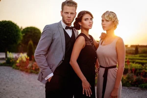 Amigos ricos bem vestidos em um belo parque — Fotografia de Stock