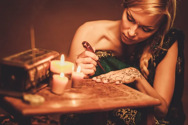 Woman drawing f henna menhdi ornament — Stock Photo, Image