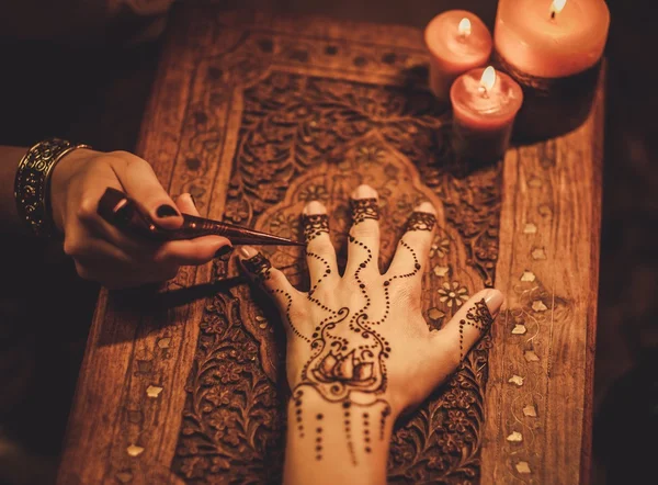 Processo de desenho de enfeite henna menhdi — Fotografia de Stock