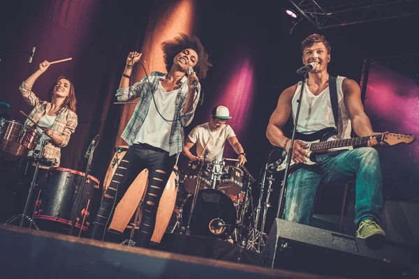 Multirassische Musikband tritt auf einer Bühne auf — Stockfoto