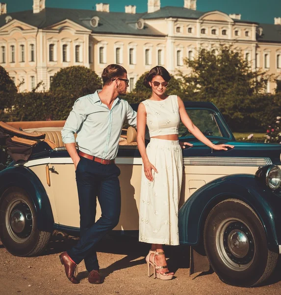 Rijke paar in de buurt van klassieke cabriolet — Stockfoto
