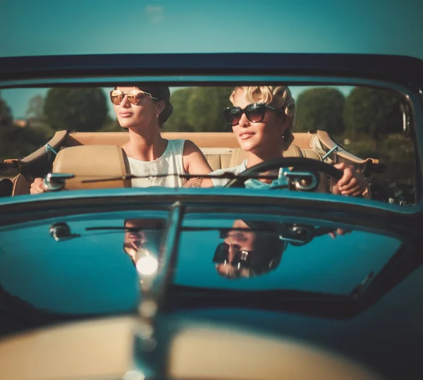 Dos elegantes damas en un clásico convertible —  Fotos de Stock