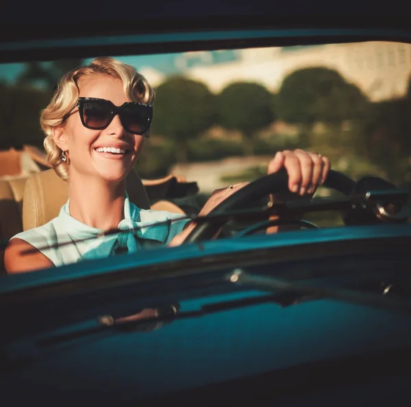 Женщина-водитель в классическом кабриолете — стоковое фото
