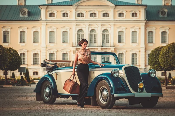 Damen med väska nära classic convertible — Stockfoto