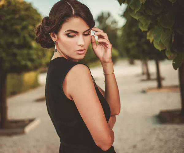 Junge Dame in einer schönen Gasse — Stockfoto