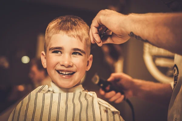 Niño visitando peluquero en peluquería —  Fotos de Stock