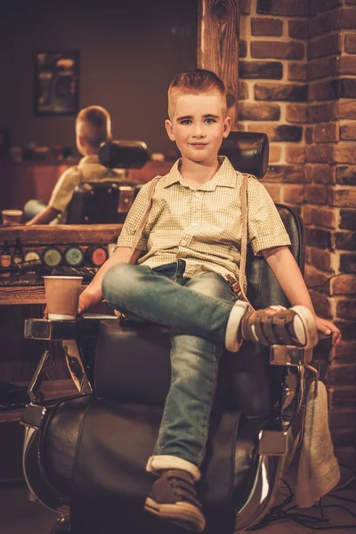 Stilvoller kleiner Junge im Friseurladen — Stockfoto