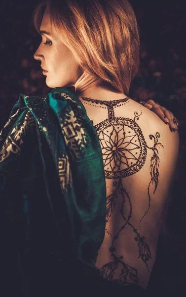 Donna con ornamento di hennè mehndi — Foto Stock